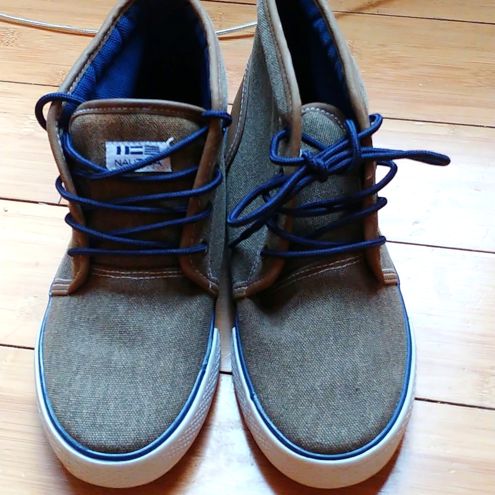 Nautica Youth Size 4 Canvas Sneaker Brown